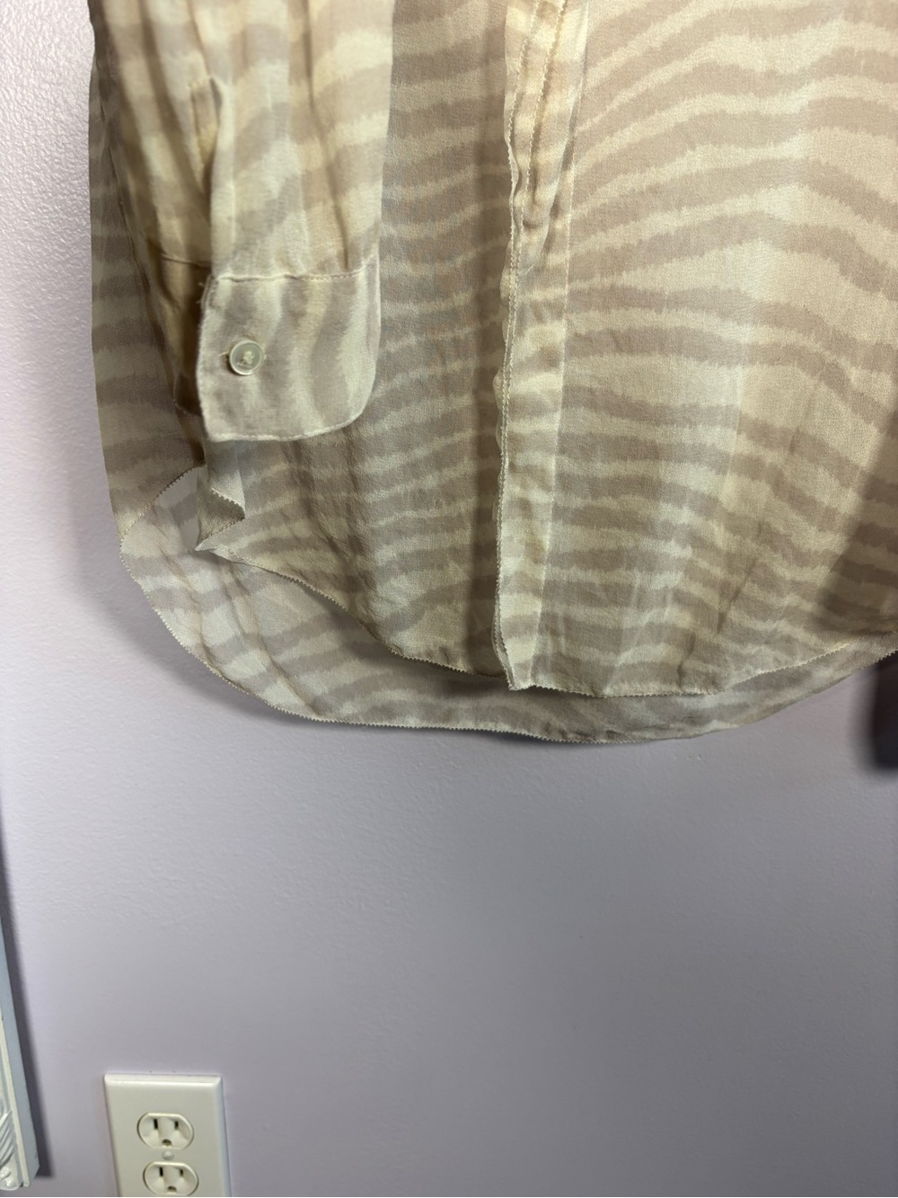 Babaton Aritzia Beige and Cream Zebra-Print Silk Chic V-Neck Blouse Size Small - Picture 4 of 10